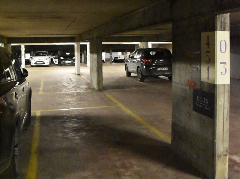 Deze ruime overdekte staanplaats in het hartje van Leuven is goed bereikbaar. Maximum hoogte auto is 185 cm.