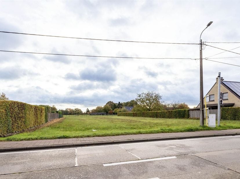Ontdek deze uitzonderlijke bouwgrond van 1.079 m², ideaal gelegen voor wie op zoek is naar ruimte, rust en een groene omgeving. <br />
Met een breedt