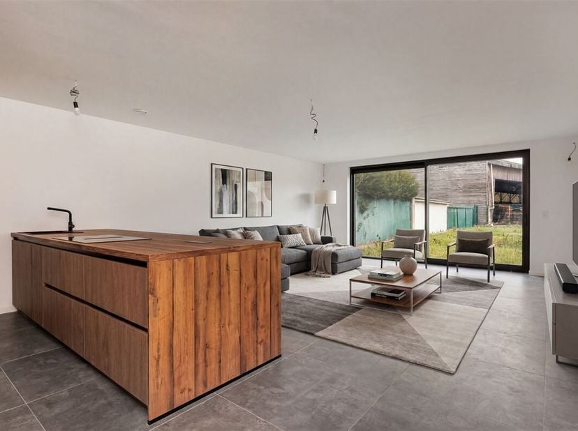 Deze  nieuwbouwwoning biedt een  centrale en goed bereikbare ligging die comfort en praktische mobiliteit combineert. In de directe omgeving bevinden