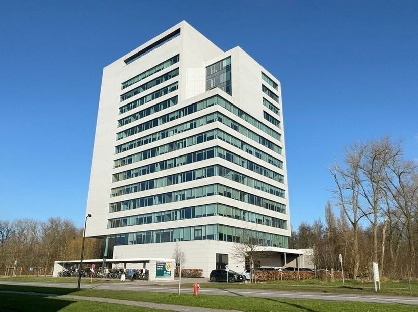 59m² gemeubelde kantoorruimte op 4de verdieping<br />
Ligging: commercieel gelegen langs E40; vlakbij Universiteit Gent en spin-offs; bushalte op wand