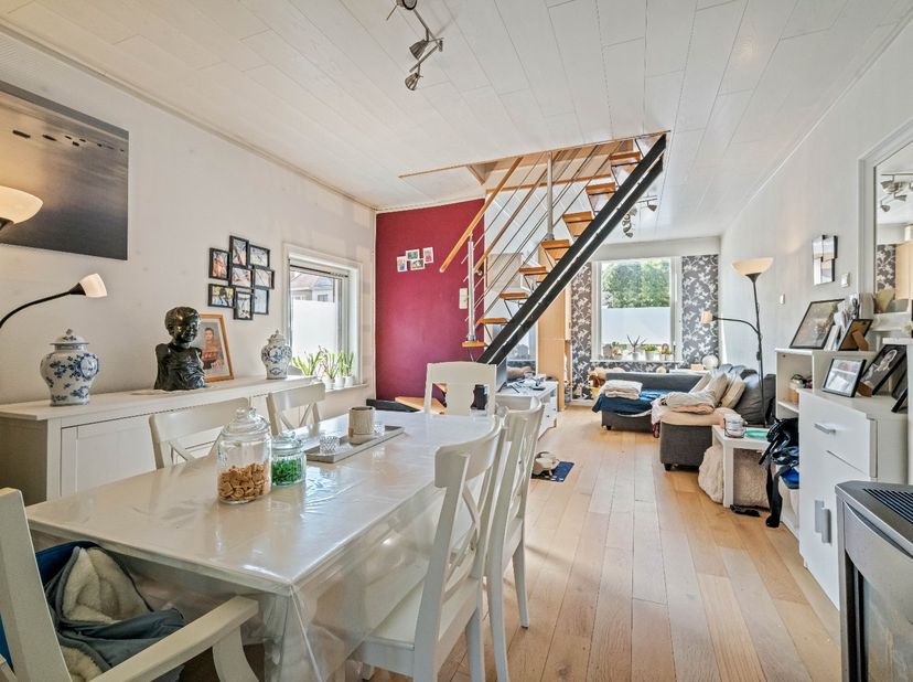 SINT-ANDRIES - PRIX DE DÉPART - Maison jumelée ensoleillée et pratique (4 chambres) avec une BELLE TERRASSE (accessible par un PORTAIL SÉPARÉ). Un max