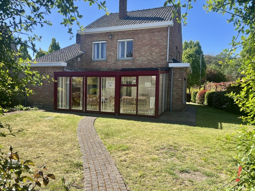 Stevig gebouwde alleenstaande woning op een perceel van  615  m2. <br />
Dit pand omvat een inkomhal, lichtrijke woonkamer met eet-en zithoek, aparte