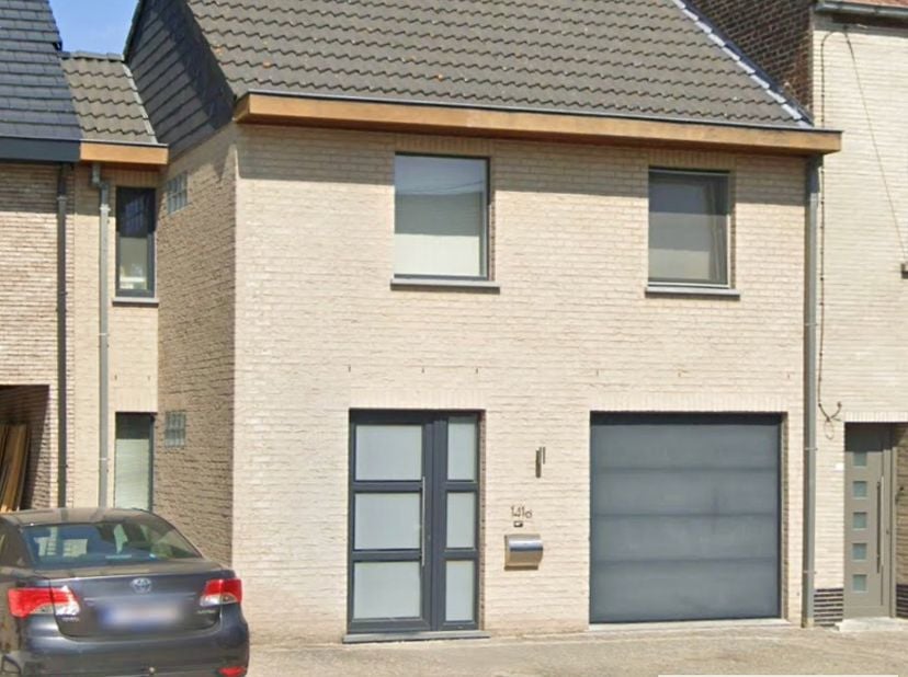 ATTRAYANTE MAISON UNIFAMILIALE AUX ALLURES DE NOUVELLE CONSTRUCTION – AVEC GARAGE ET JARDIN.<br />
Située sur la ville haute, avec une vue panoramique