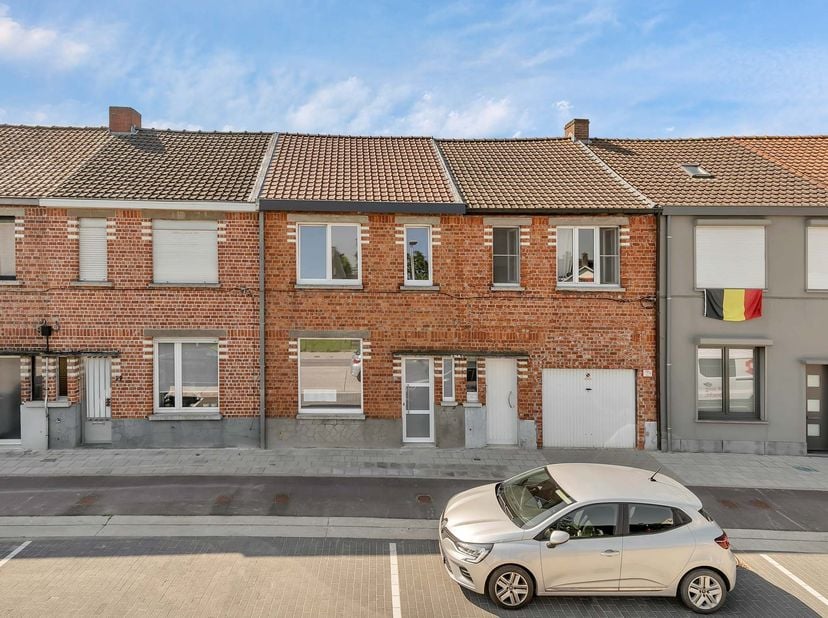 Op een uitstekende locatie in Petegem-aan-de-Leie, op een boogscheut van het centrum van Deinze, bevindt zich deze gerenoveerde en instapklare stadswo