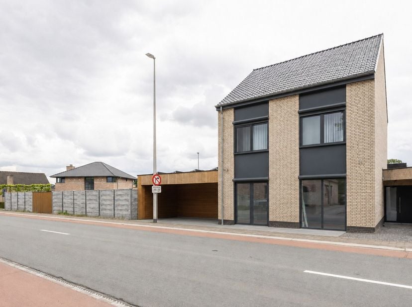 Deze instapklare woning wordt verkocht!<br />
- Gelijkvloers handelsruimte van +/- 55m² (met eigen sanitaire voorzieningen)<br />
- Zeer ruime leefrui