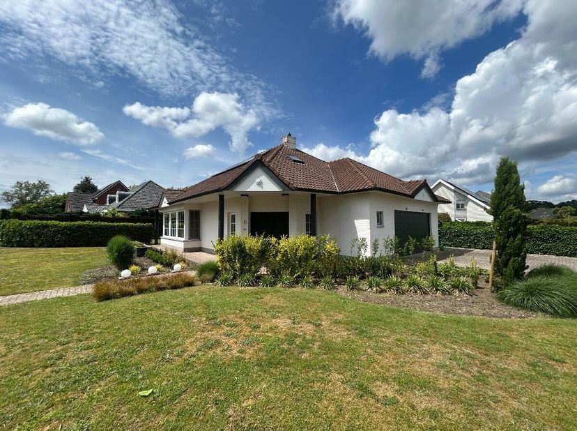 Prachtige woning met 2 slaapkamers te huur in Pelt:Indeling gelijkvloers: inkomhal, toilet, woonkamer, eetkamer, keuken, berging, terras + tuinIndelin