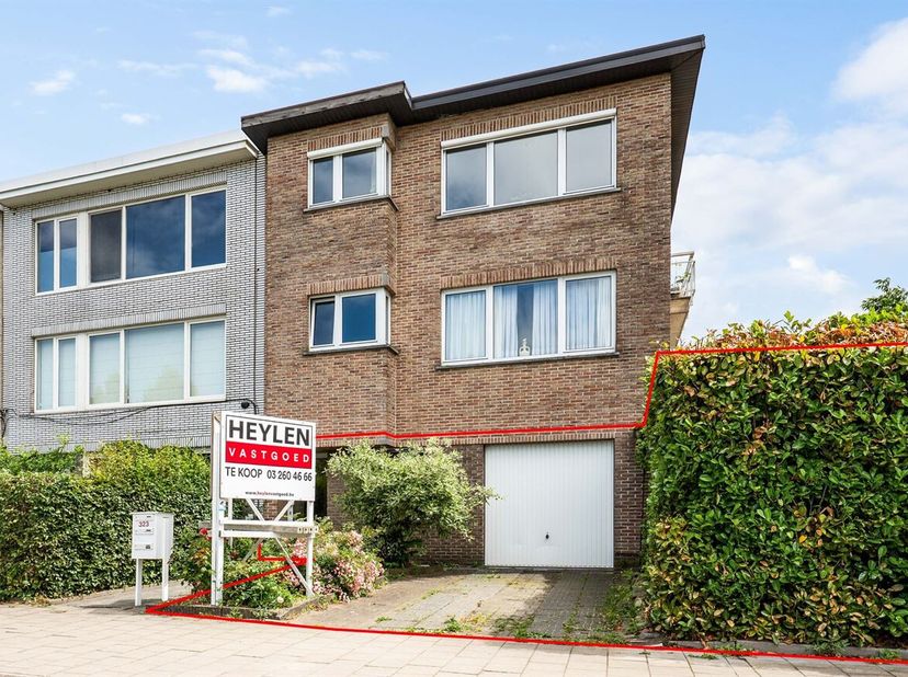 Ligging: Dit aangename gelijkvloerse appartement is gelegen in de Doornstraat te Wilrijk, op een centrale maar residentiële locatie vlak bij het Park