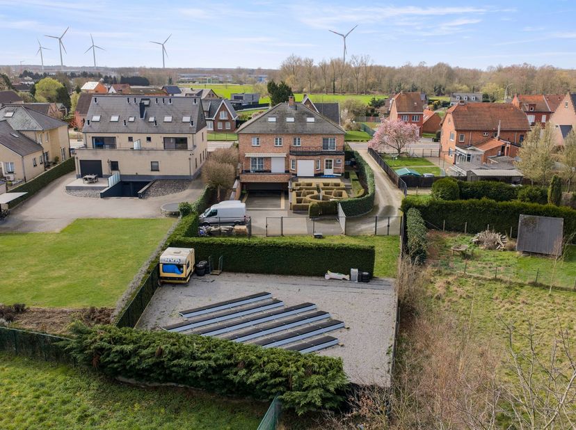 Deze indrukwekkende villa is gelegen op een perceel van 17 are 75 ca en beschikt over een uitzonderlijke bewoonbare oppervlakte van maar liefst 632 m²