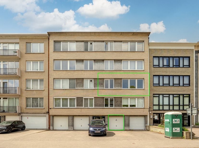 Gelegen aan de Prins Boudewijnlaan te Wilrijk bevindt zich dit stijlvol instapklaar appartement met een bewoonbare oppervlakte van ca. 107 m². De ligg