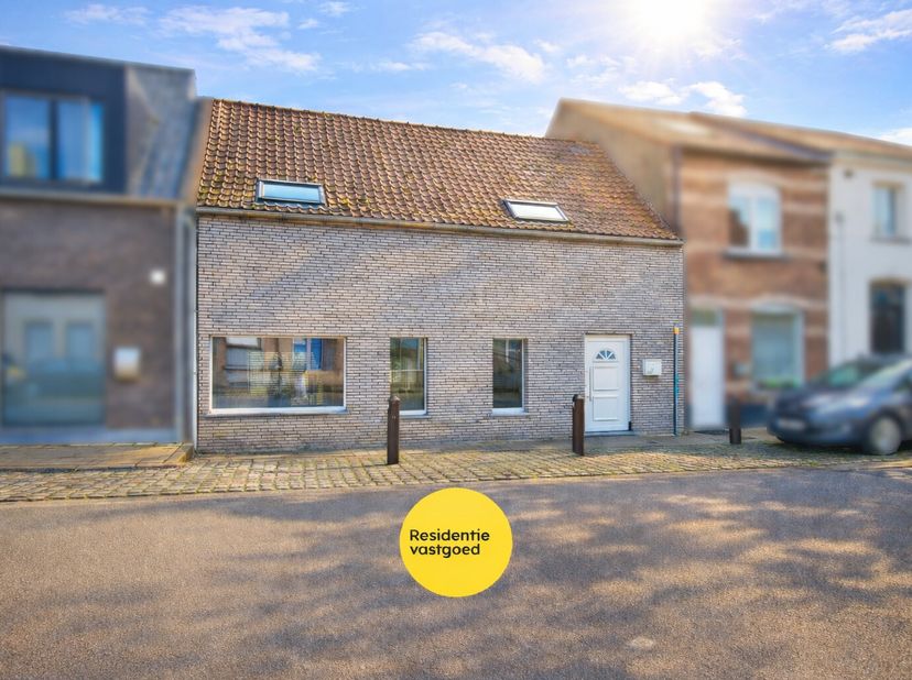 In een rustige straat in Oostkamp bevindt zich deze gerenoveerde woning, waar wooncomfort en een gunstige ligging hand in hand gaan. Dankzij de nabijh