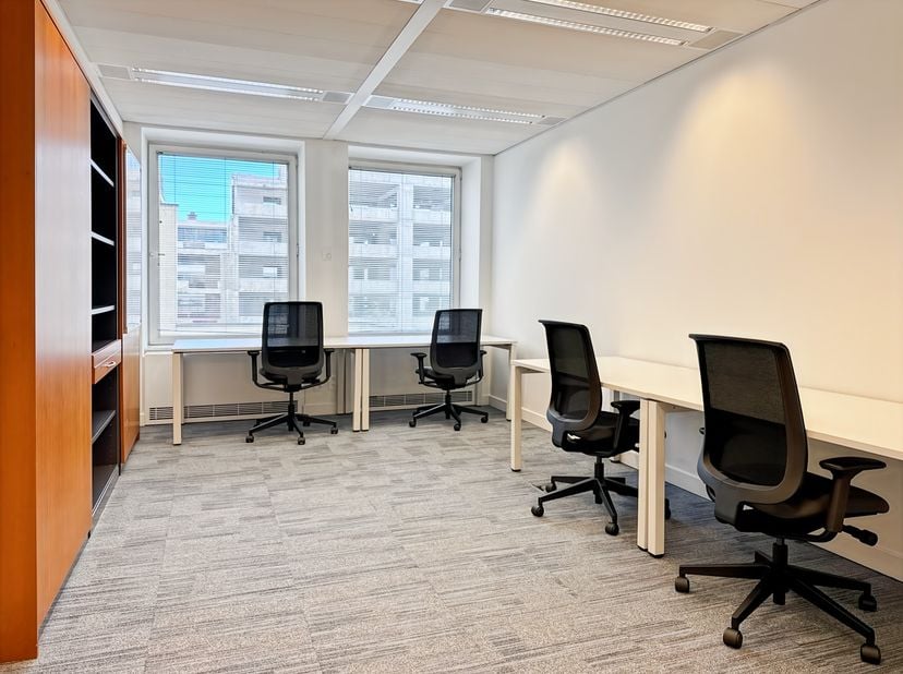 Privékantoor voor 5 werknemers in HQ Rue de la Loi 62<br />
<br />
Dit aanbod omvat een eigen kantoorruimte met service voor 5 werkstations en bovendi
