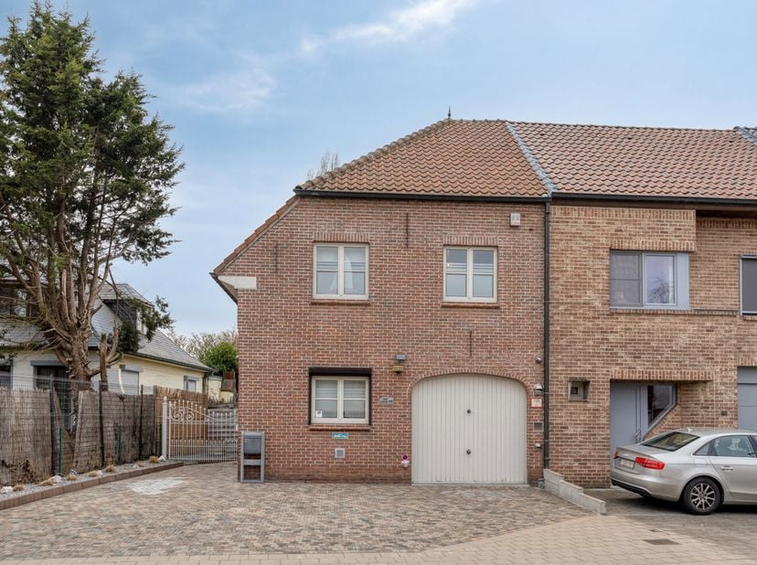 In een rustige straat in Erembodegem bevindt zich deze instapklare halfopen bebouwing op een perceel van 291 m². Een woning die opvalt door haar ruime
