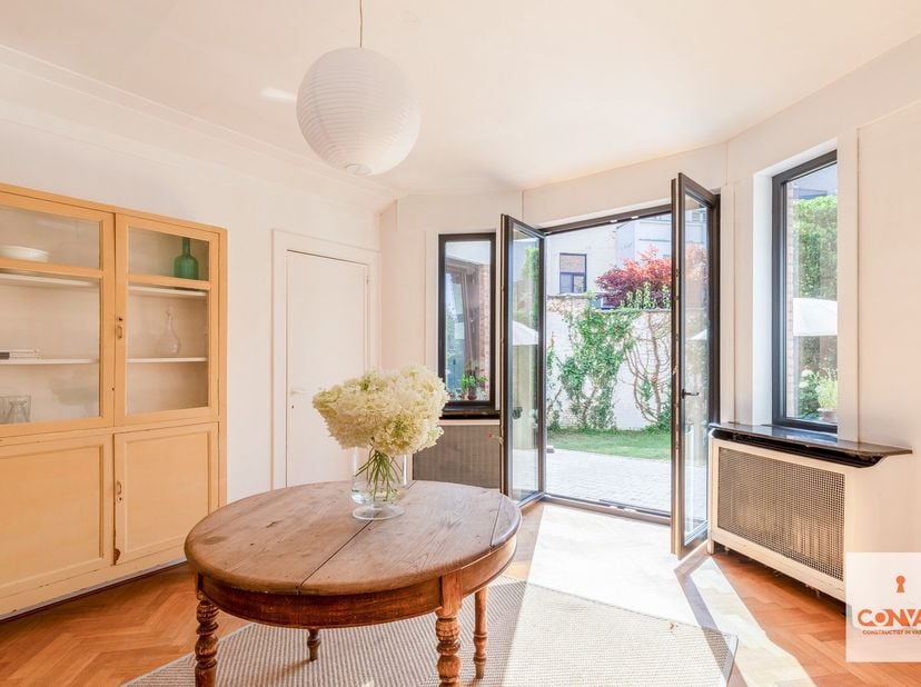 Deze bijzondere woning met drie slaapkamers bevindt zich op een toplocatie, vlakbij de Bijloke en op wandel- en fietsafstand van zowel het Gentse stad