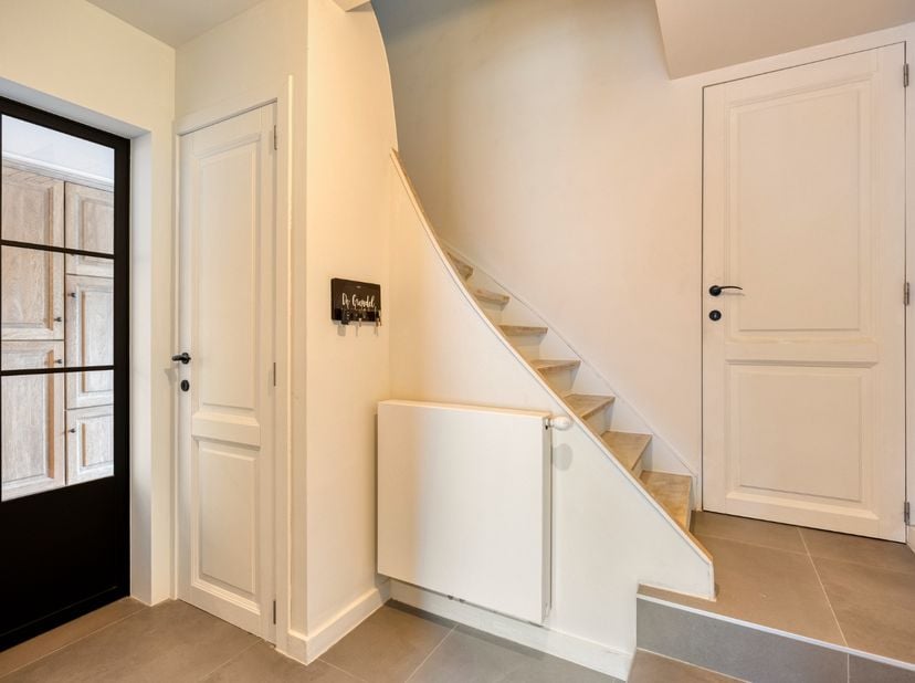 In een rustige en residentiële woonwijk nabij het centrum van Izegem stellen we u deze prachtige instapklare woning voor. Gelegen in de gegeerde omgev