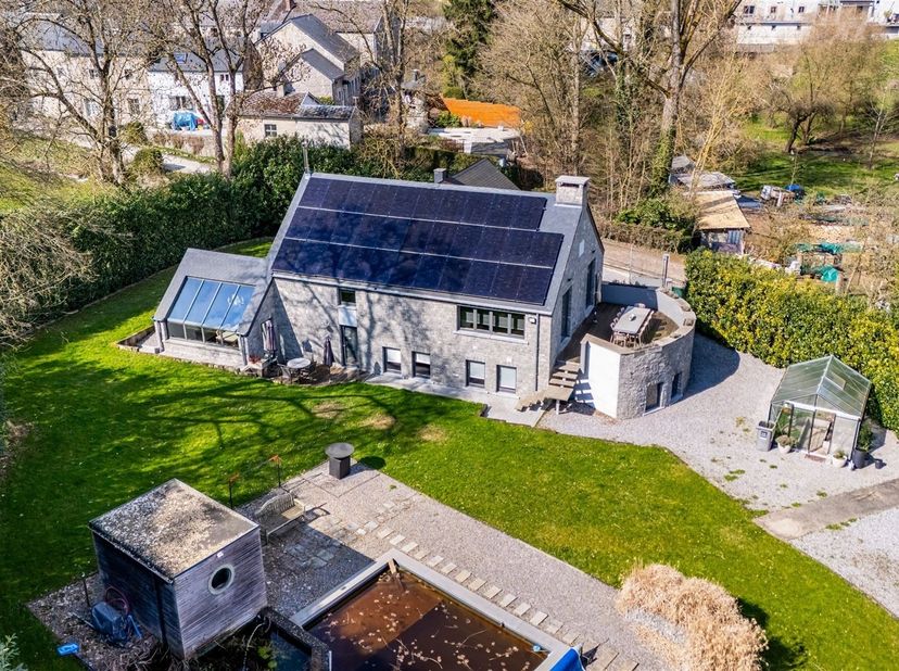 MCA Immobilier stelt u een zeldzame woning voor: een karaktervolle villa in Ocquier waar elke ruimte uitnodigt tot leven, van de lichte woonkamer van