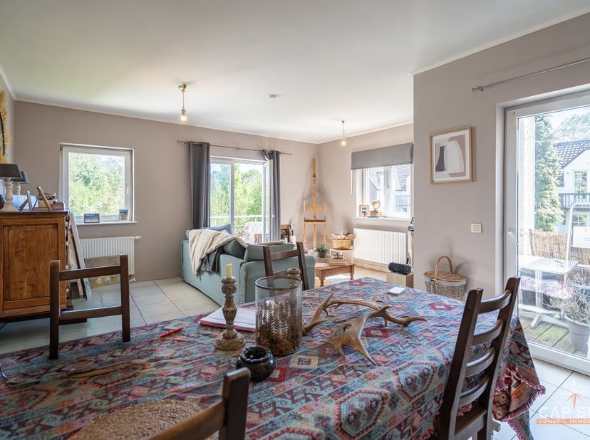 A deux pas du centre de Lasne, CAP SUD vous présente ce bel appartement de +/-78m2 situé au 1er étage d'un petit immeuble rénové entièrement en 2012.
