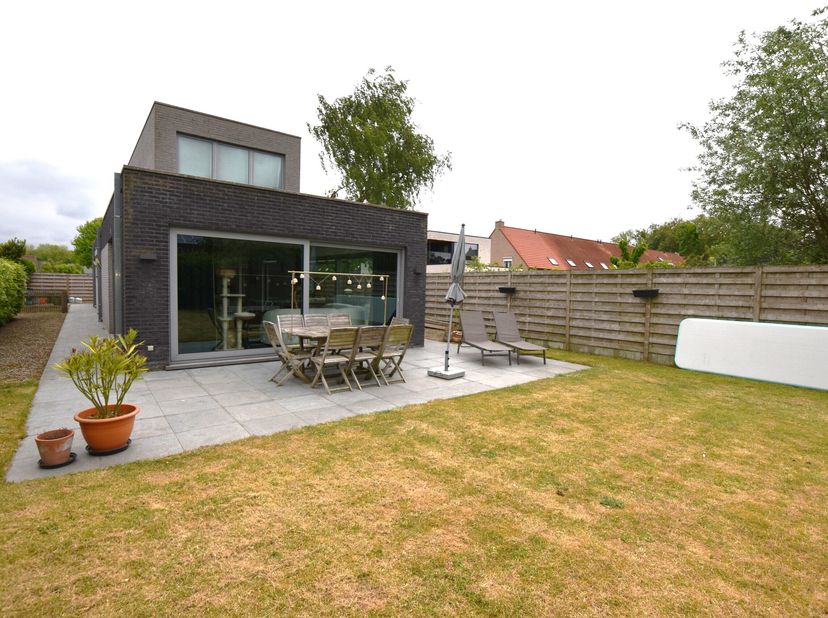 Hedendaagse alleenstaande woning met zonnige tuin in Oostkamp Deze stijlvolle en energiezuinige alleenstaande woning geniet van een rustige, doch uite
