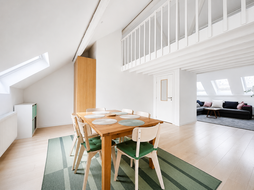 Rhode-Saint-Genèse centre – spacieux appartement au dernier étage avec 3 chambres, situé dans une petite copropriété sans charges communes. L'appartem