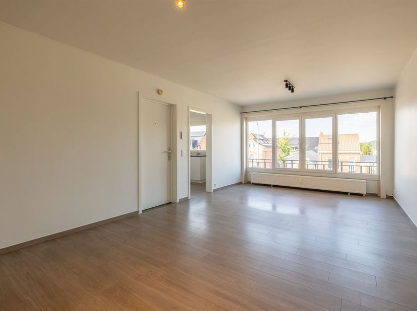 Appartement confortable de deux chambres à coucher situé au deuxième étage d'une petite résidence avec ascenseur. L'appartement se trouve à distance d