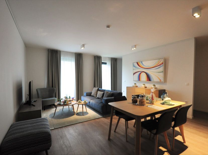 Deze bemeubelde nieuwbouw-assistentiewoning situeert zich in de klassevolle Residentie "Prinsenhof, in alle rust, met zicht op het groen en de buitenw