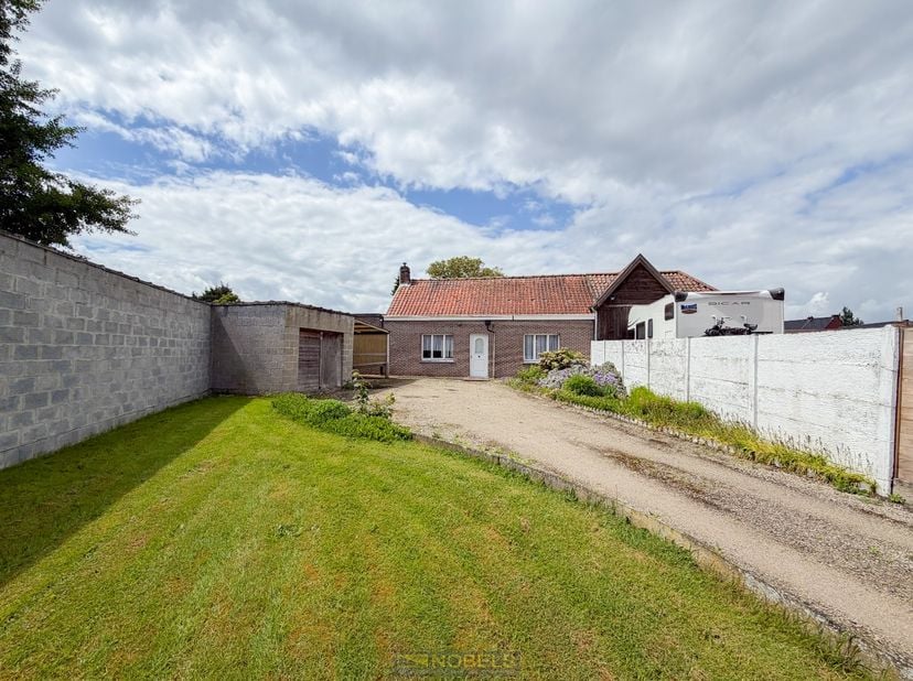 HALFOPEN BEBOUWING met VEEL POTENTIEEL, gelegen op een RUSTIGE LOCATIE te Kruisem en voorzien van een MOOIE GRONDOPPERVLAKTE van ca. 1.068 m². Deze ei