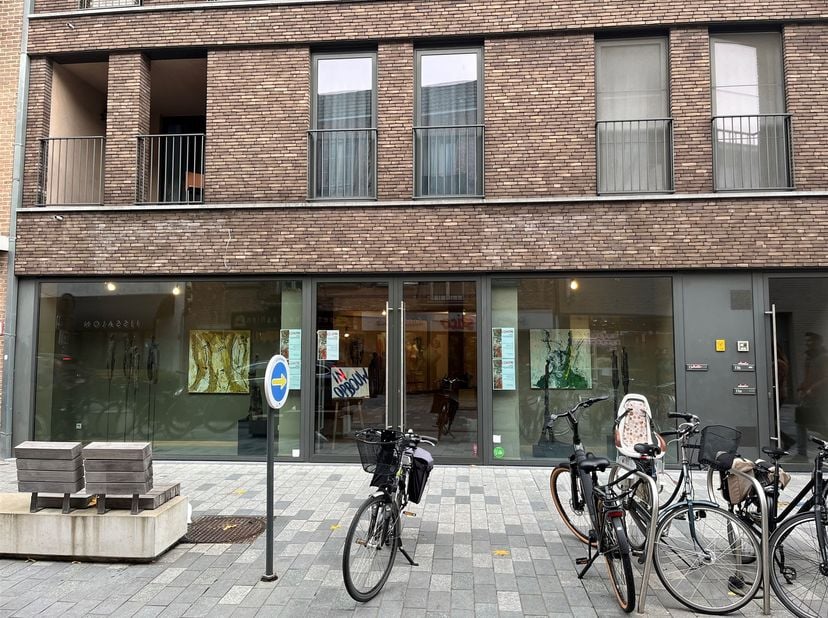 Ruime handelsgelijkvloers te huur in het hartje van Lommel.<br />
<br />
Ligging: Zeer gunstige locatie die geniet van veel passage in het centrum v