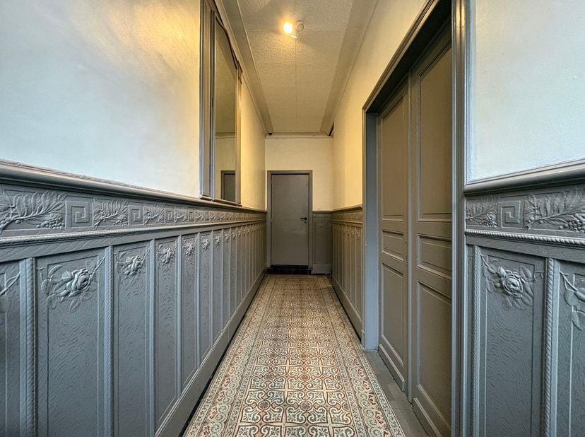 Cette maison chaleureuse est située au cœur de Renaix et allie un agencement pratique à un cadre de vie confortable.<br />
<br />
On entre dans la mai