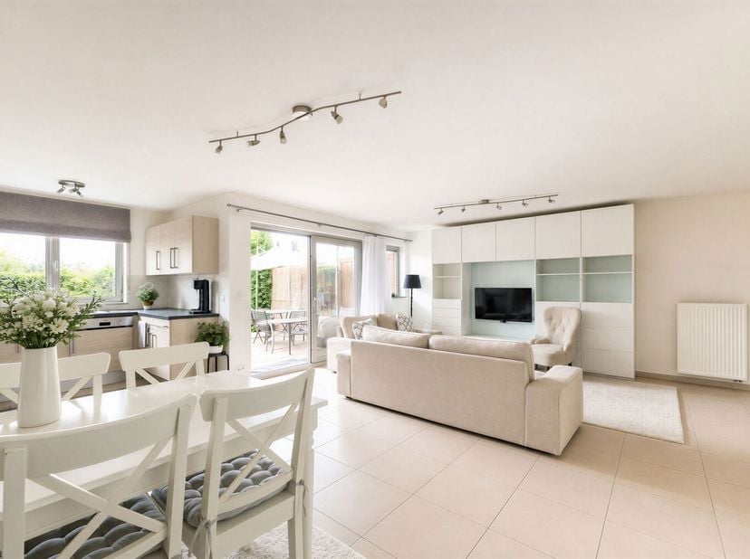 CHAMPION, dicht bij alle voorzieningen, mooi APPARTEMENT (2 slaapkamers + 1 badkamer) gelegen op de begane grond. De toegang verloopt via een gemeensc