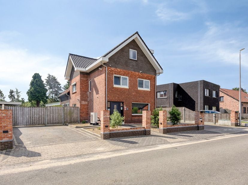 HEUVEL 110 – 3920 LOMMEL<br />
Instapklare, volledig gerenoveerde gezinswoning met 4 à 5 slaapkamers, multifunctionele bijbouw van 60 m² en ruime carp