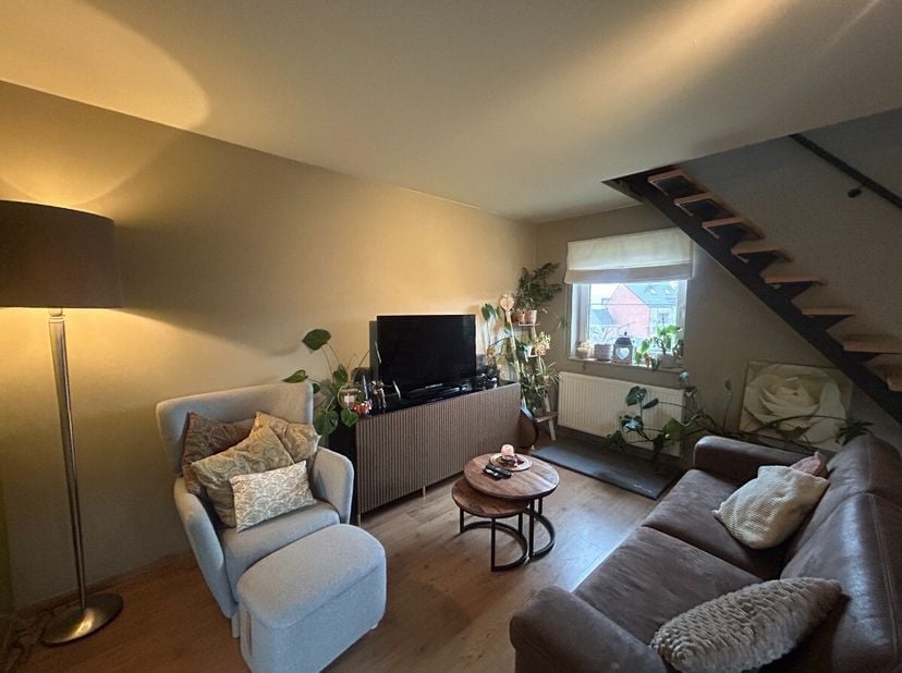 Duplexappartement met terras op zuidwesten, ruime parking in kelder en 2 slaapkamers in Overpelt-centrum Indeling beneden: gemeenschappelijke hal met