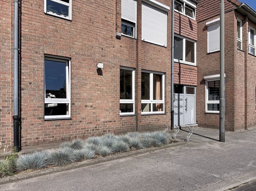 Dit appartement werd steeds als kapsalon gebruikt door de huidige eigenaar maar is initieel een 2 slaapkamer appartement.<br />
De nieuwe eigenaar kan