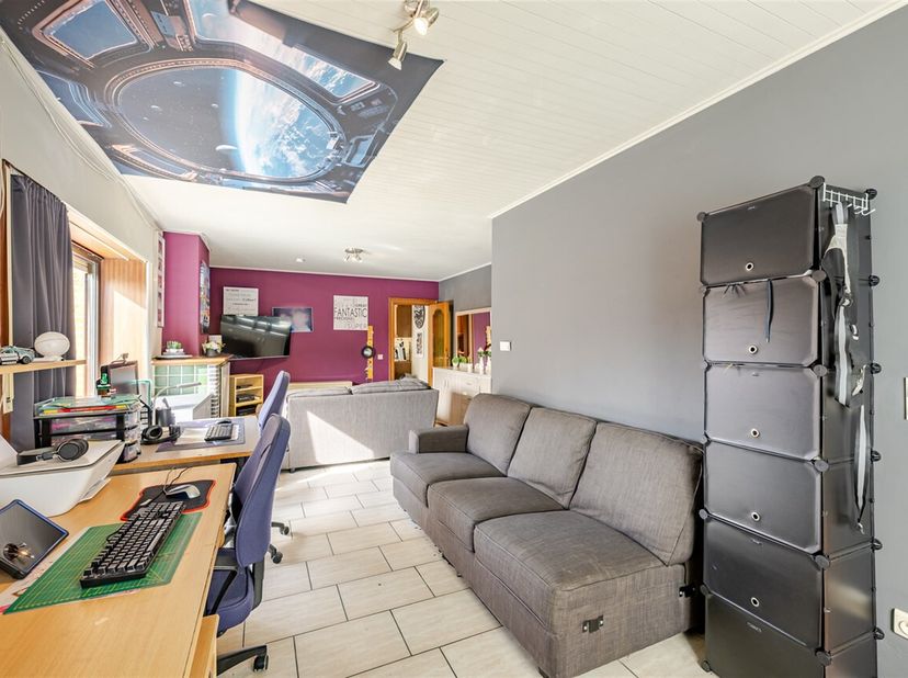 Deze woning is gelegen in een rustige straat te Uitbergen en vormt een interessante opportuniteit voor wie op zoek is naar een betaalbare woning met b