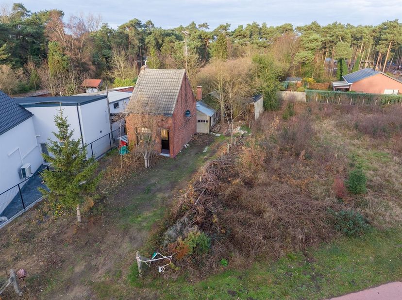 Op een uitstekend gelegen perceel van ca. 18are70ca met een straatbreedte van 20 meter bevindt zich deze af te breken woning, ideaal voor heropbouw of