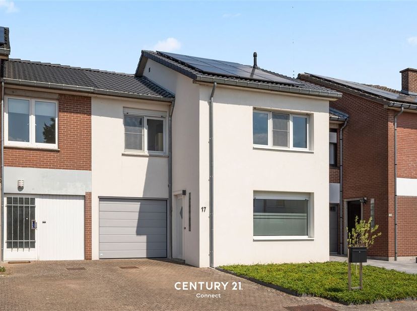 Deze gerenoveerde woning is rustig gelegen in een doodlopende straat, op een aangename locatie vlak bij het centrum van Pellenberg. Openbaar vervoer,