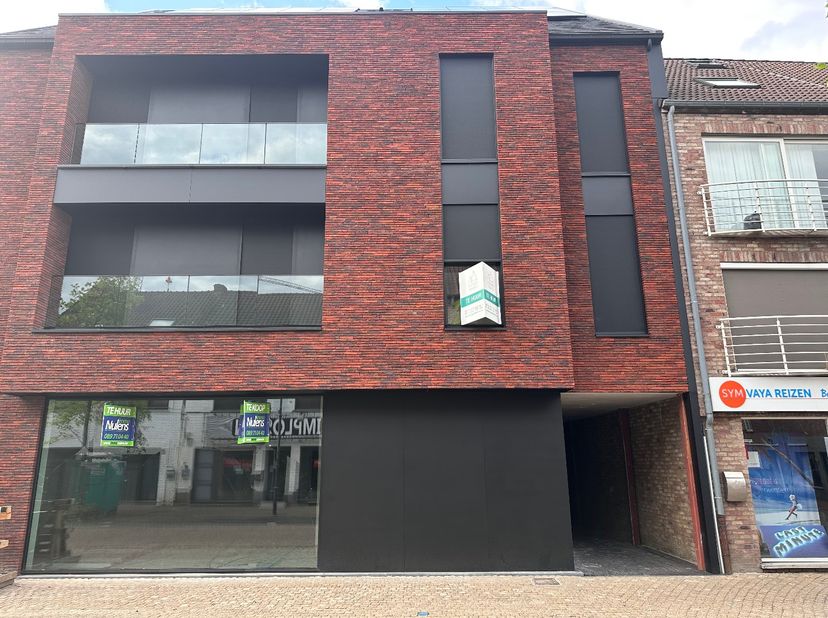 Ben je omwille van de Noord-Zuid gedwongen je huidige pand te verlaten dan is dit misschien de perfecte locatie om een nieuwe start te maken! <br />
D