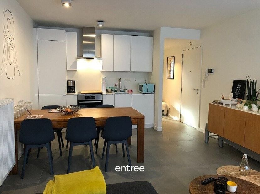 Op slechts 100m van het station en in het centrum van Lokeren vinden we dit modern, recent gebouwd appartement.<br />
Het appartement bevindt zich op