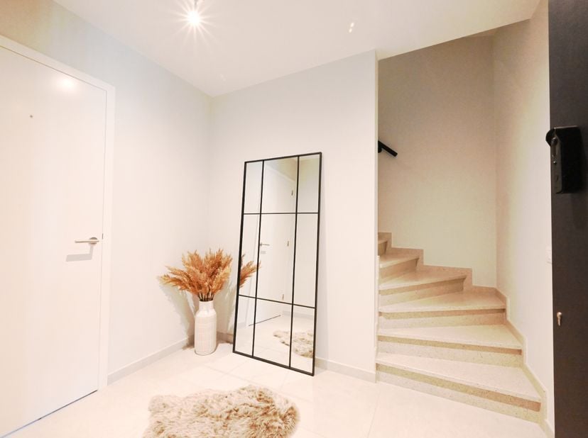 Hierbij verhuren wij deze prachtige bel-etage in de Brugstraat 44 A te Ardooie, slechts een steenworp verwijderd van het bruisende centrum. Deze wonin