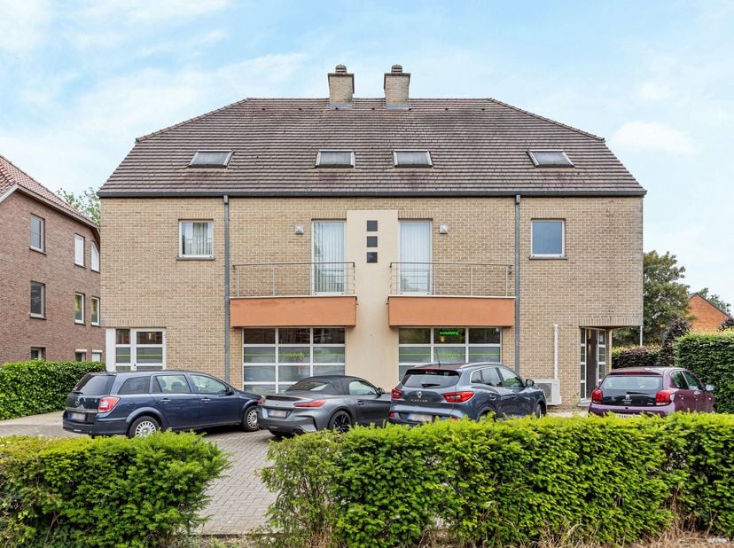 Dit gunstig gelegen opbrengsteigendom bevindt zich op een uitstekende locatie aan de stadsrand van Bilzen. Het investeringspand omvat drie instapklare