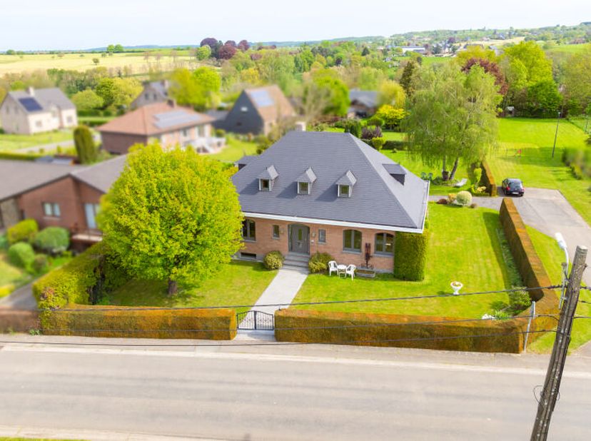 OPTION ! OPTION ! OPTION ! Située sur les hauteurs de Mortroux (Dalhem), cette superbe propriété (+/- 358m² daprès PEB) 3 à 5 chambres vous séduira pa