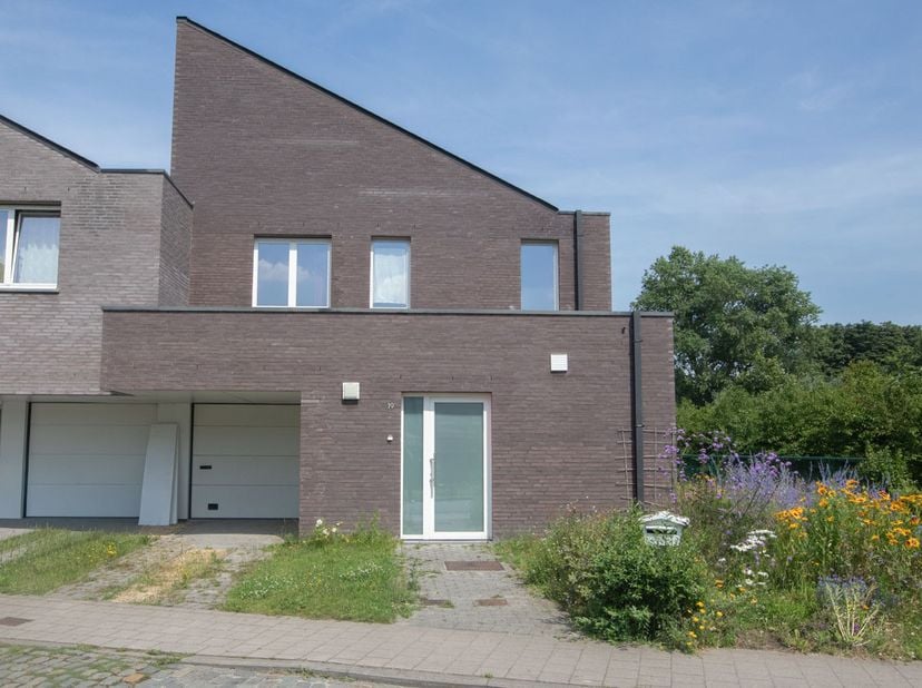 ENERGETISCH ZUINIGE WONING IN HET GROEN -<br />
Moderne woning in het groen te Gent (Oostakker), met gunstige energetische score (label A!). <br />
Op