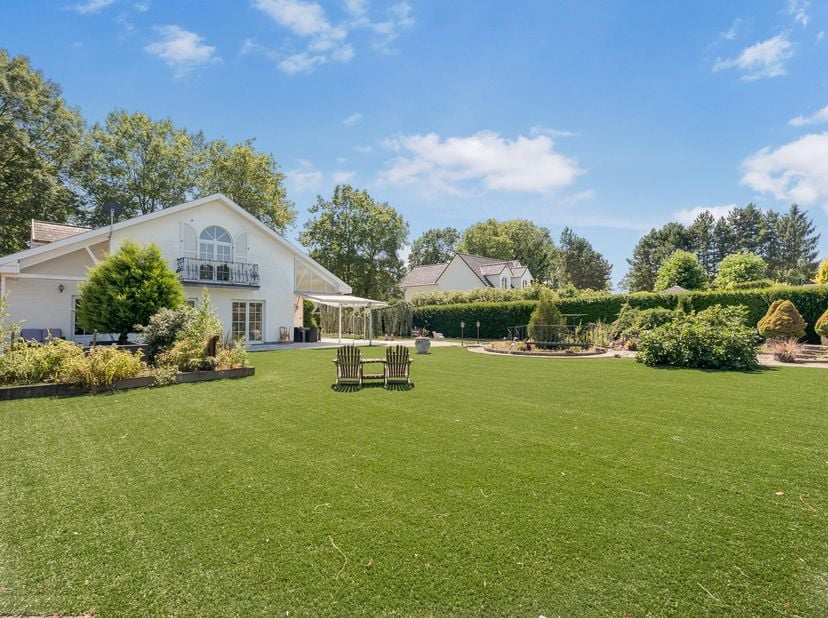 Exclusieve villa met royale leefruimtes op een unieke locatie<br />
<br />
Deze statige villa combineert een tijdloze uitstraling met hedendaags woonc