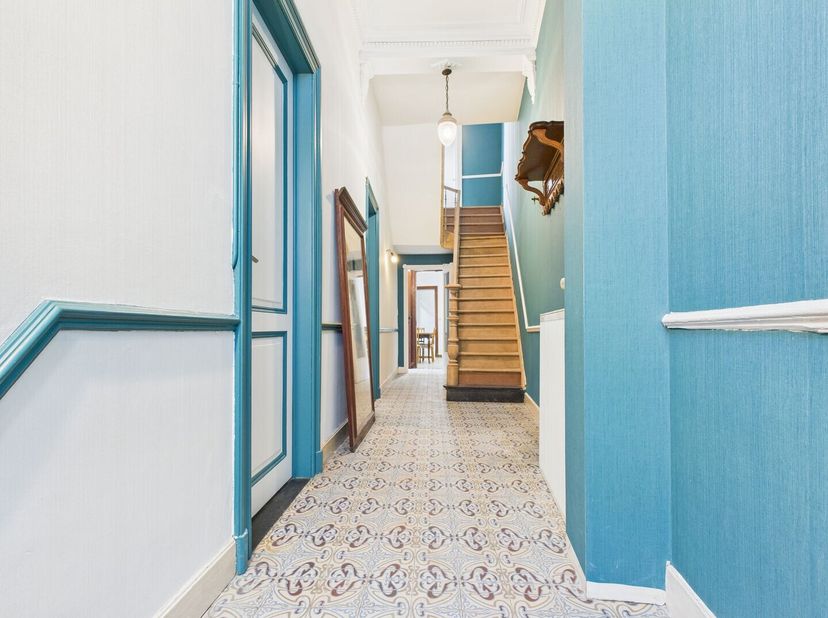 Découvrez cette chambre meublée de 13 m² idéalement située au cur de Liège. Ce bien fonctionnel offre une belle luminosité grâce à son orientation ple