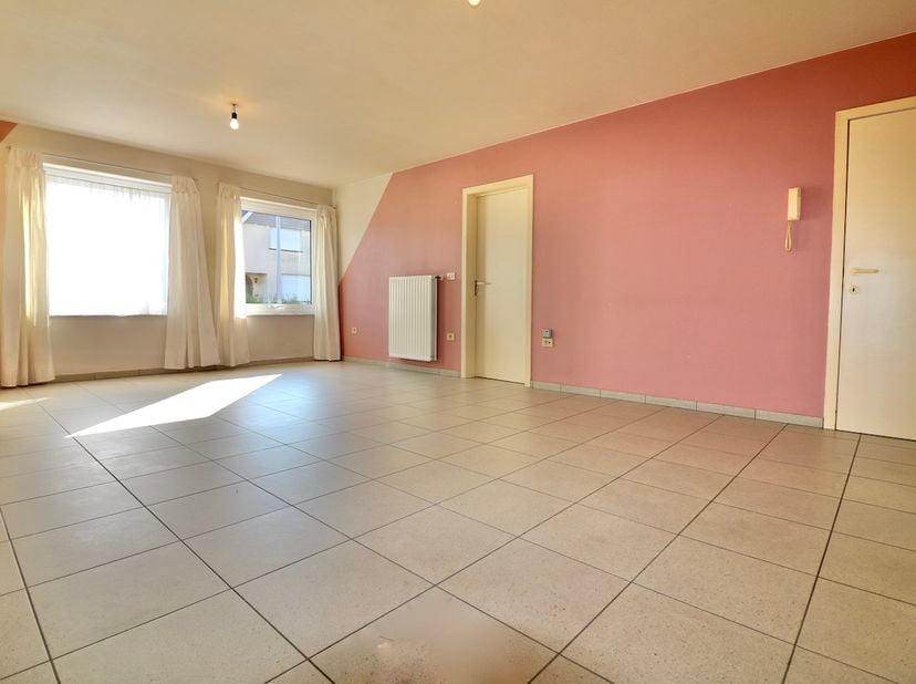 Ontdek het comfort en de praktische indeling van dit instapklaar, gelijkvloers appartement in Zomergem. <br />
Perfect voor wie op zoek is naar een en