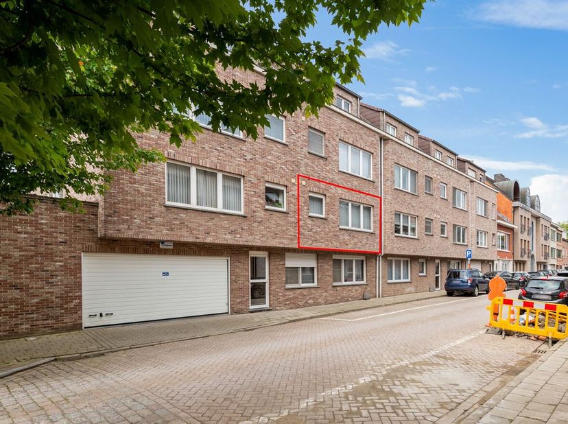 Instapklaar appartement met 2 slpks, terras en staanplaats in centrum Lier!<br />
Dit instapklare appartement bevindt zich op een uitstekende locatie