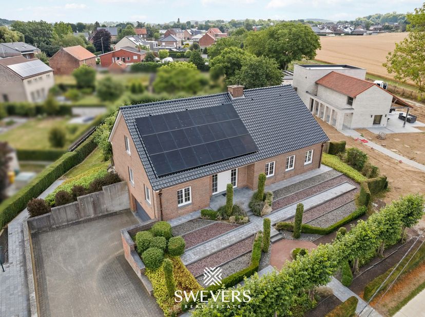 Voor meer info en foto’s, surf naar www.swevers.be – Deze uitzonderlijk ruime open bebouwing in Sint-Joris-Winge combineert een instapklare basis met