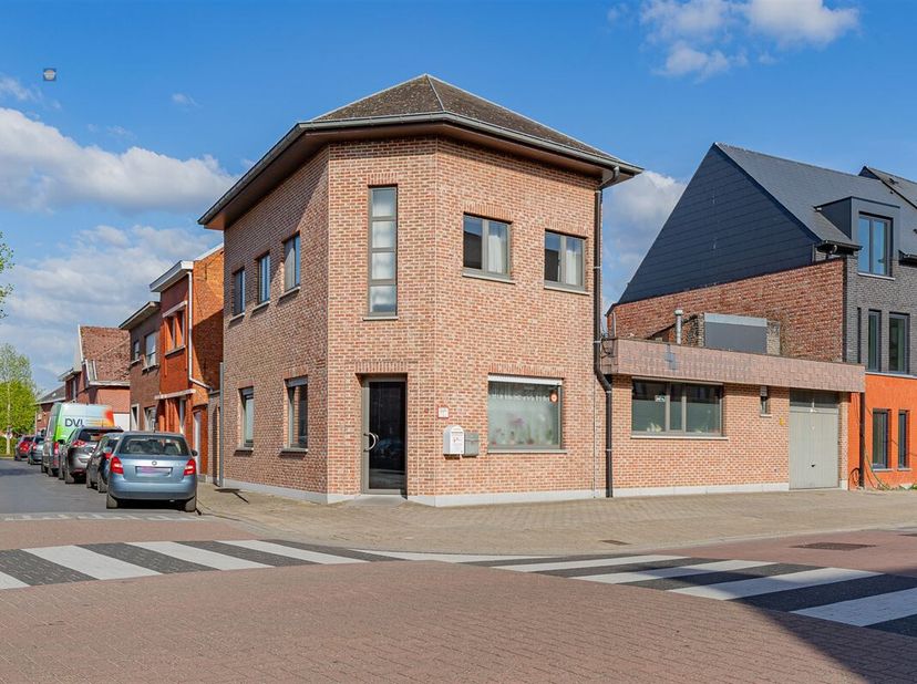 Bienvenue dans cette belle maison à Willebroek ! Cette maison moderne offre une vie agréable et pratique avec beaucoup de potentiel. Avec une surface