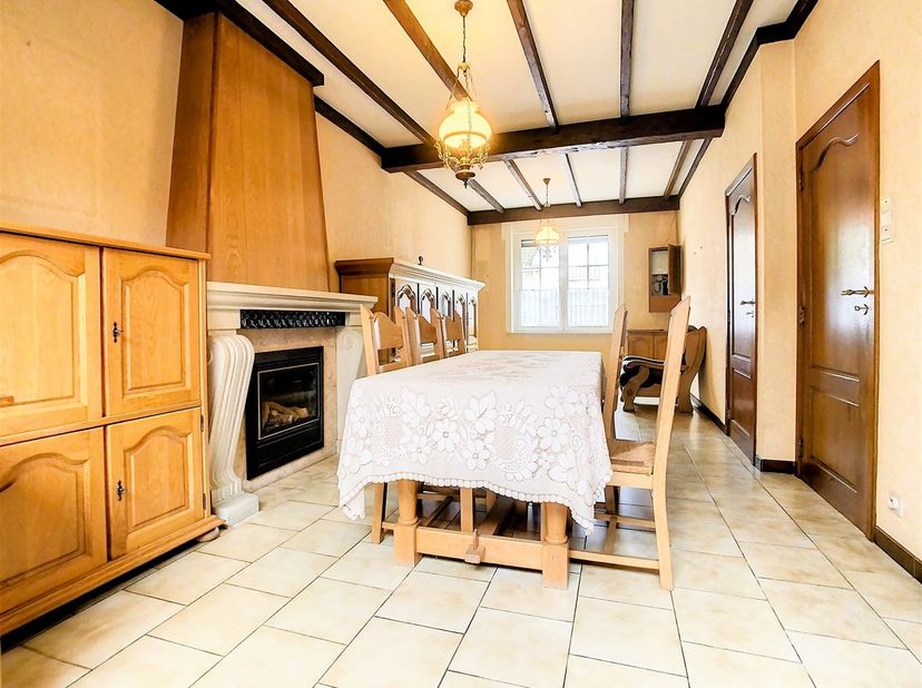 Située à proximité immédiate du parc de Mouscron, cette maison à rafraîchir offre un beau potentiel et constitue une opportunité idéale pour un premie