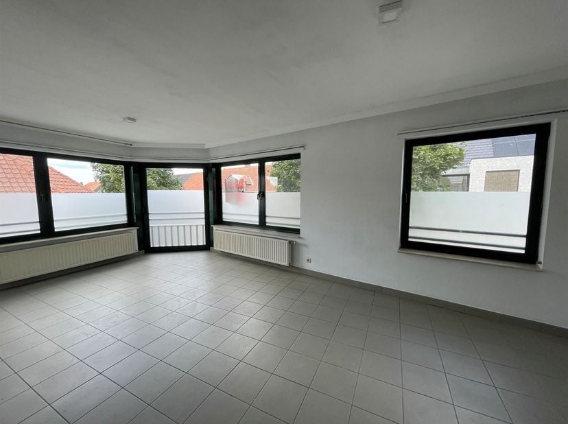Centraal gelegen appartement : inkom, living met open ingerichte keuken, toilet, berging, kelder, 2 slaapkamers, badkamer.   Vrij op heden.  Algemene