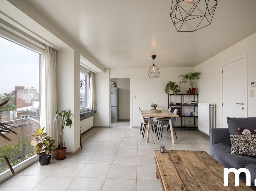 Op een topligging aan het Louis Robbeplein bevindt zich dit verzorgd appartement in een nette residentie. Gelegen op de 5de verdieping geniet u hier v