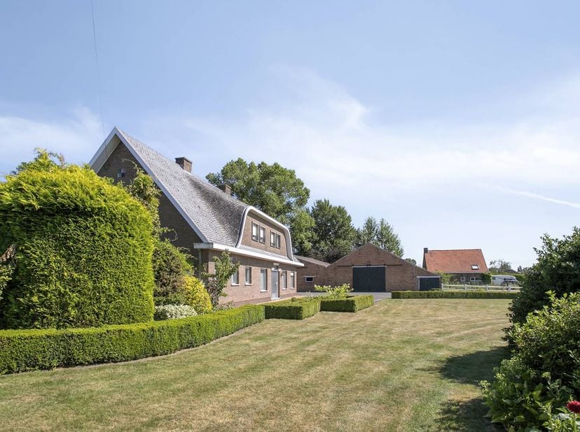Deze ruime alleenstaande woning, gebouwd in 1972, biedt tal van mogelijkheden voor wie op zoek is naar een woning met veel ruimte, een groot perceel e